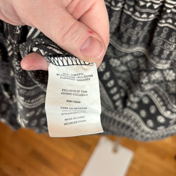 Hint of Mint Black and White Relaxed Graphic Blouse **see pics - Picture 7 of 9